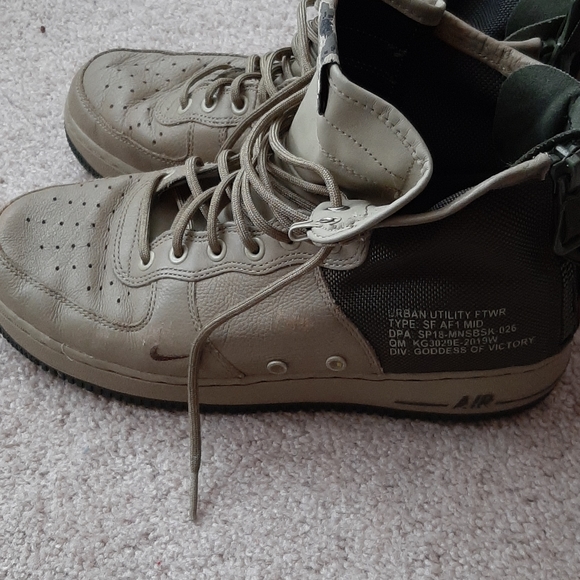 Nike - Picture 3 of 6